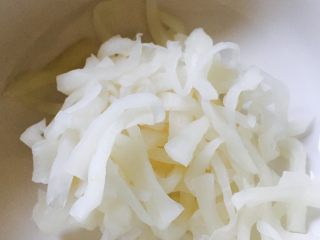 3、萝卜糕,挤干萝卜的水分,备用