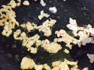 8、萝卜糕,把肉末煸炒出香味