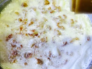 9、萝卜糕,将萝卜丝和肉末加到稀稠的面粉中