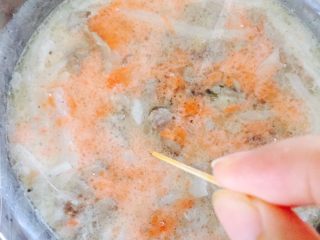 12、萝卜糕,用保鲜膜封上容器,把保鲜膜戳几个小洞