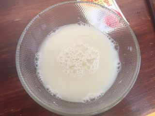 1、青南瓜肉包,酵母，用温水，泡好，准备好；