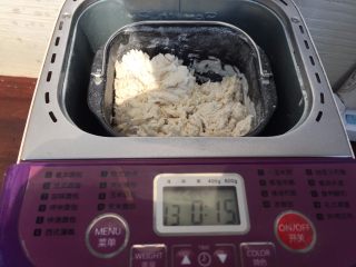 3、青南瓜肉包,搅拌成絮状，启动面包机；和面程序1个，15分钟；