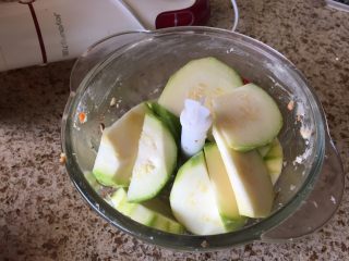 6、青南瓜肉包,削皮切块，用绞肉机，搅成碎末；依次也把其余的食材也都绞成碎末；