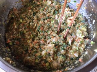 8、青南瓜肉包,加入盐、味极鲜，搅拌成上劲的馅料；