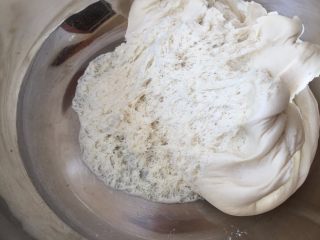 10、青南瓜肉包,扒开，是这样的蜂窝状的；