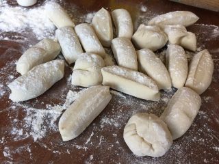 12、青南瓜肉包,分成若干个小剂子；撒点粉；