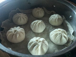 16、青南瓜肉包,依次，做好其余的，放入铺好垫子的蒸锅中；