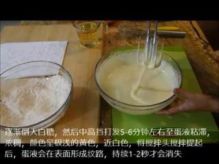 3、胡萝卜蛋糕（完整手工版）,鸡蛋打发2分钟，逐渐打入白糖，继续中高速打发5-6分钟至浓稠近白色