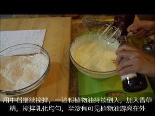 4、胡萝卜蛋糕（完整手工版）,中档继续搅拌，一边倒入植物油、香草精，直至无植物油游离