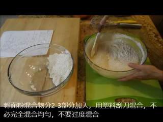 5、胡萝卜蛋糕（完整手工版）,将面粉混合物分2-3部分加入，不必完全混合均匀