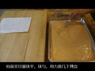 6、胡萝卜蛋糕（完整手工版）,倒入胡萝卜丝，混合均匀，将面浆倒在喷油垫带油的油纸的烤盘上，尽量抹平均匀