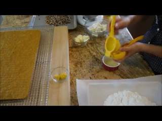 9、胡萝卜蛋糕（完整手工版）,糖粉过筛，柠檬皮擦屑，挤柠檬汁