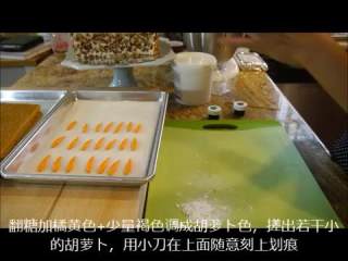 15、胡萝卜蛋糕（完整手工版）,翻糖加橘色、褐色调成胡萝卜色，搓成胡萝卜的形状，画出划痕