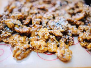 1、最详尽的琥珀核桃仁（非油炸版）,摸摸不粘手就可以把核桃仁一块块掰开了。