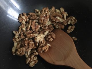 5、自制纯手工阿胶糕,再将核桃仁炒出香，放一边备用。