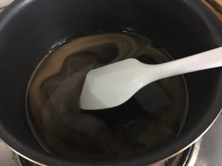 7、自制纯手工阿胶糕,泡了24小时以上的阿胶已经很软了。这时候可以开始熬啦。