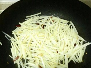 6、青椒土豆丝,下土豆丝翻炒