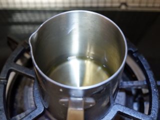 1、抹茶海绵纸杯蛋糕(适合裱花的蛋糕),先来制作抹茶液体,将玉米油加热至微沸