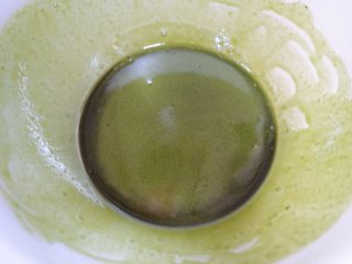 2、抹茶海绵纸杯蛋糕(适合裱花的蛋糕),加热好的玉米油倒入抹茶粉中搅拌均匀