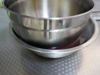 5、抹茶海绵纸杯蛋糕(适合裱花的蛋糕),烧一壶烧热,放在蛋液盆中,隔水打发,保持蛋液在40度左右