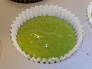 11、抹茶海绵纸杯蛋糕(适合裱花的蛋糕),倒入模具,9分满