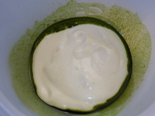 9、抹茶海绵纸杯蛋糕(适合裱花的蛋糕),先取三分之一加入抹茶液体中搅拌均匀