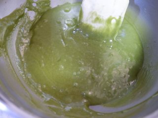 10、抹茶海绵纸杯蛋糕(适合裱花的蛋糕),将搅拌好的抹茶蛋糕糊倒入剩余的蛋糕糊中翻拌均匀