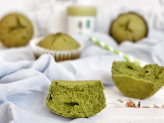 12、抹茶海绵纸杯蛋糕(适合裱花的蛋糕), 预热好的烤箱,170度30分钟