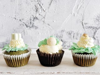 13、抹茶海绵纸杯蛋糕(适合裱花的蛋糕),这是裱花后的效果。