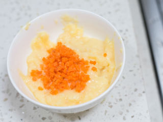 4、胡萝卜虾泥蛋卷,胡萝卜切成小丁 要切得很小很小哦