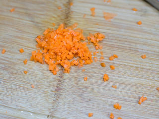 5、胡萝卜虾泥蛋卷,将打好的虾泥跟胡萝卜搅拌均匀