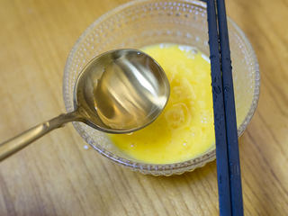 6、胡萝卜虾泥蛋卷,	40g鸡蛋+一小勺水