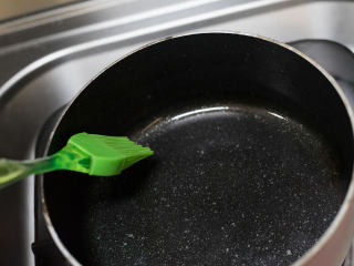 9、胡萝卜虾泥蛋卷,	热锅刷薄薄一层油