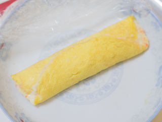 12、胡萝卜虾泥蛋卷,盖上保鲜膜大火蒸10分钟左右即可