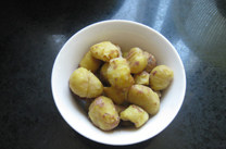 1、栗子香酥饼 ,栗子煮熟剥壳去皮