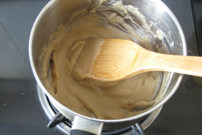 4、栗子香酥饼 ,煮开后转小火熬至浓稠，放凉，即成栗子馅