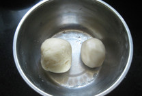 5、栗子香酥饼 ,油皮和油酥材料分别和成团，盖上保鲜膜静置20分钟