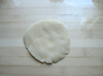 7、栗子香酥饼 ,取一块油皮擀平