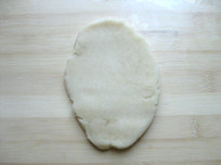 10、栗子香酥饼 ,将醒好后的面团擀成条状