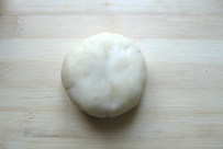 14、栗子香酥饼 ,按成小饼形状，入烤箱180度烤25分钟左右即可