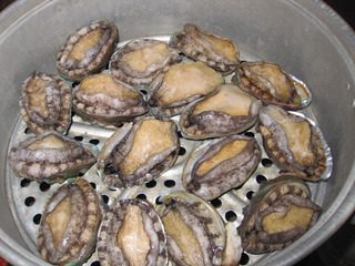 4、清蒸鲍鱼,蒸锅底部放入水，盖上盖子，开火，开锅冒气停两分钟就可以了。