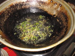 5、清蒸鲍鱼,另起锅，放入适量的水，姜丝，葱丝，烧开。