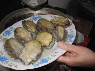 7、清蒸鲍鱼,蒸好的鲍鱼摆好盘，浇上淀粉糊就可以上桌了。