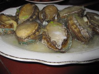 8、清蒸鲍鱼,要让每一个鲍鱼都进汤，吃起来才有味道。