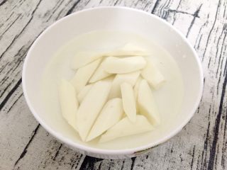 3、养生排骨山药汤,铁棍山药去皮切滚刀块泡水防止变黑，记得去皮带手套，山药黏液含有植物碱，手直接接触会很痒