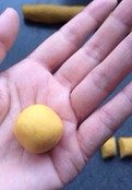 6、番薯麻圆 ,将一个个小面团揉圆