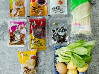 1、正宗柳州螺蛳粉丨大嘴螺,打开好欢螺螺蛳粉，首先映入眼帘的是这Q萌的8小袋，每一袋都别具匠心，外加些许青菜几个豆腐泡和一个卤蛋，没错，这真的很柳州（某宝品牌直营店：好