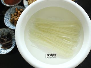 3、正宗柳州螺蛳粉丨大嘴螺,第一步，将干米粉取出放入凉水中浸泡10分钟左右，这里只教最正确的步骤，一般人我还真不告诉她