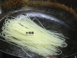 4、正宗柳州螺蛳粉丨大嘴螺,烧适量水，将泡过的干米粉待水开后放入锅中煮