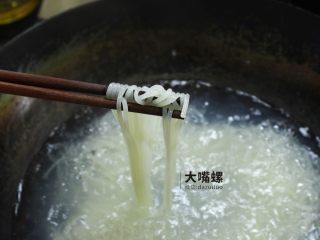 5、正宗柳州螺蛳粉丨大嘴螺,煮至米粉软嫩即可，常理应该在10-15分钟左右，其实我只是个尝遍各类包装螺蛳粉的萌妹子，煮的时间应该要凭感觉，凭经验，要稳、准、狠，各人对于